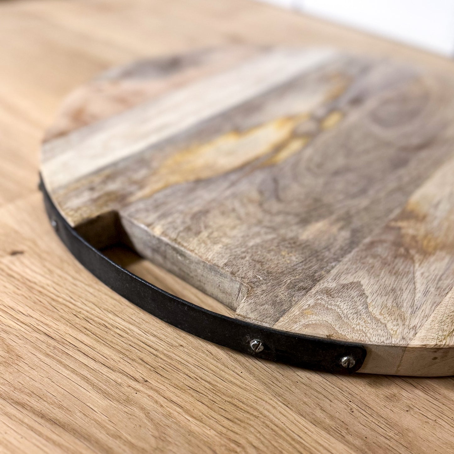 Round Mango Board with metal detail AW-816